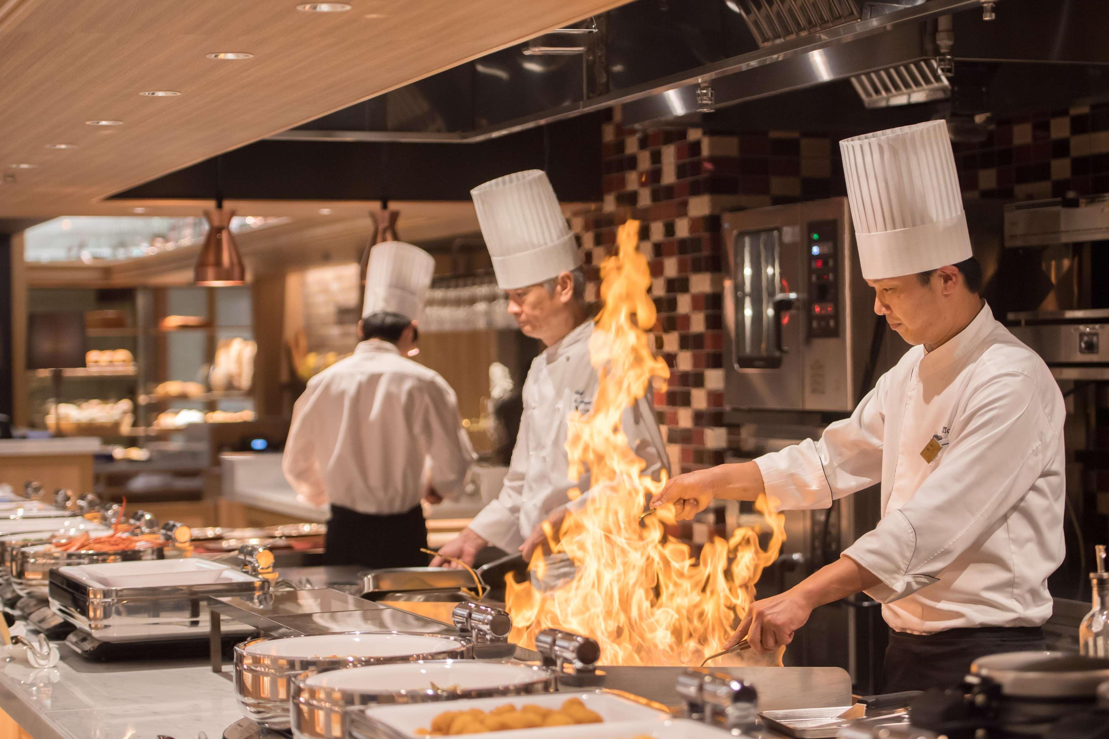 Nagoya Tokyu Hotel Exteriör bild A chef cooking with a blowtorch